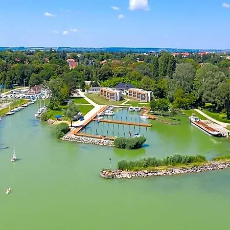Akvarium Apartmanhazak Hotel *